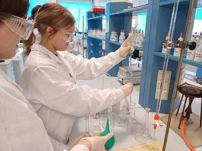 Uczniowie Szkoły Szczepanika w laboratoriach Katedry Chemii Akademii Tarnowskiej