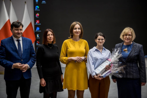 Wręczenie nagród w ramach konkursu fotograficzno – graficznego dla uczniów ze szkół podstawowych oraz ponadpodstawowych  województwa małopolskiego,  pn. „Wnuczka, wnuczek edukuje — babcia, dziadek się stosuje!”